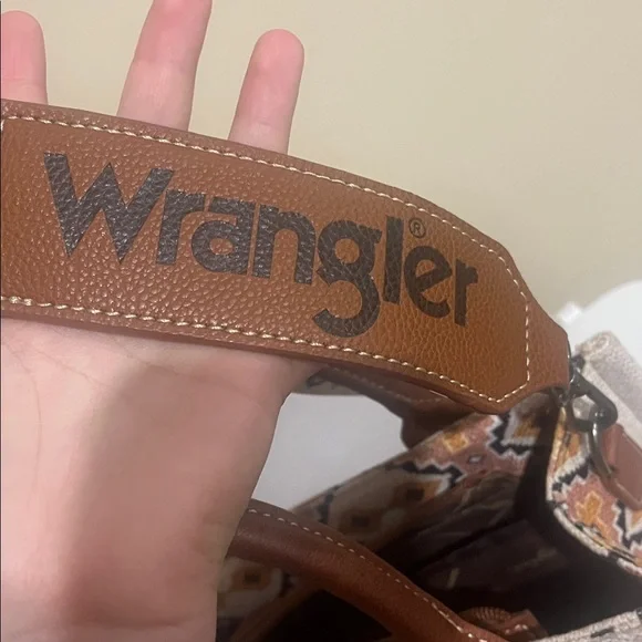 Wrangler Women's Tote w/ Dusty Bag! with Geometric Design - Tan and Cream - Picture 8 of 11